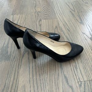 Tahari “Gretta” Black Heels 6.5